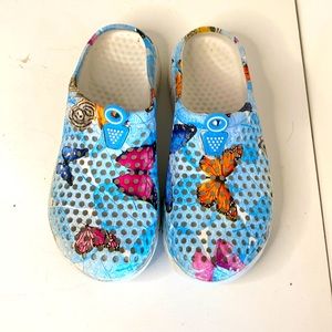 Women’s size 8 slip on croc style shoes